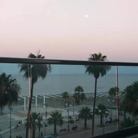 Lägenhet Horizon Luxury At Finikoudes Beach 301
